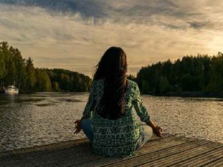 frau meditation see achtsamkeit yoga