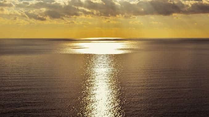 meer weg licht path of light
