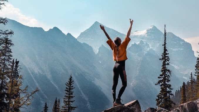 ungewissheit fuelle frau mountains