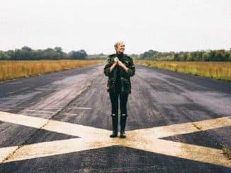 frau allein gluecklich sein people