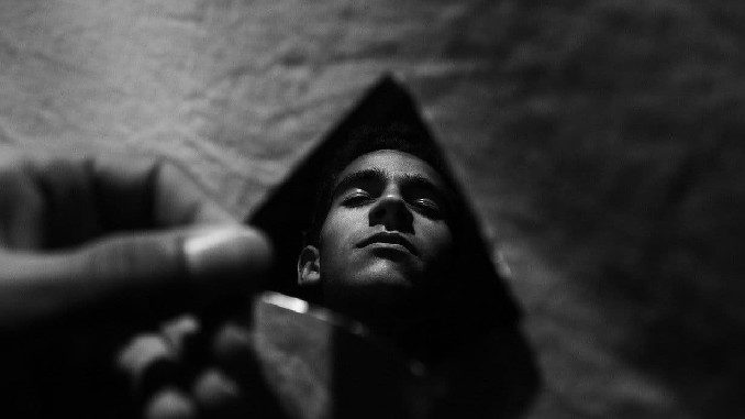 mann gesicht spiegel mirror