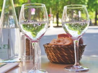 gesund sein restaurant Wassergläser und Brotkorb