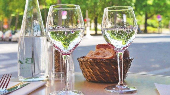 gesund sein restaurant Wassergläser und Brotkorb