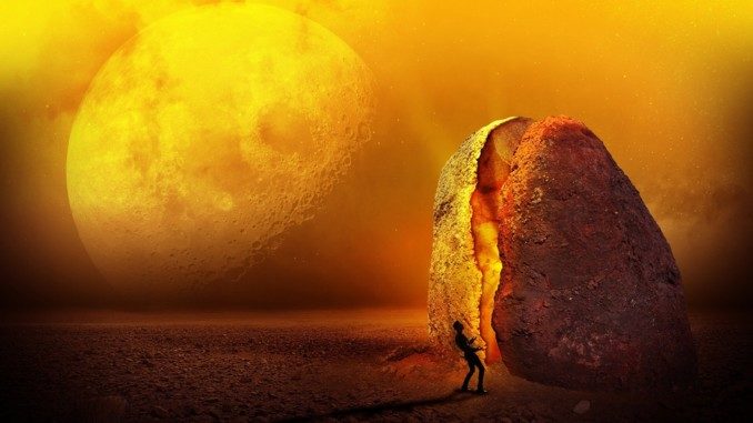 Mensch vor gespaltenem Felsen