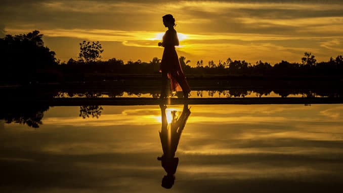 frau-sonnenuntergang-See-beach