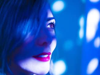 spiritualitaet gesicht frau blau trance