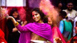 frau lachen indien holi