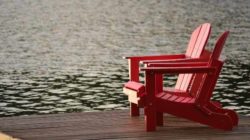 Gott sei Dank ist endlich Freitag stuehle steg wasser cottage