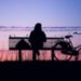frau bank alleine sunset