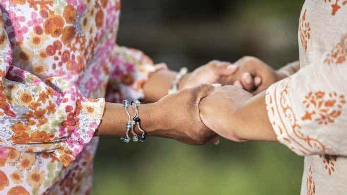 frauen haende beruehren together