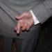 mann gekreuzte finger crossed fingers