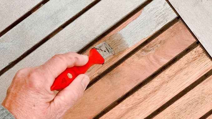 mann streichen linkshaender brush