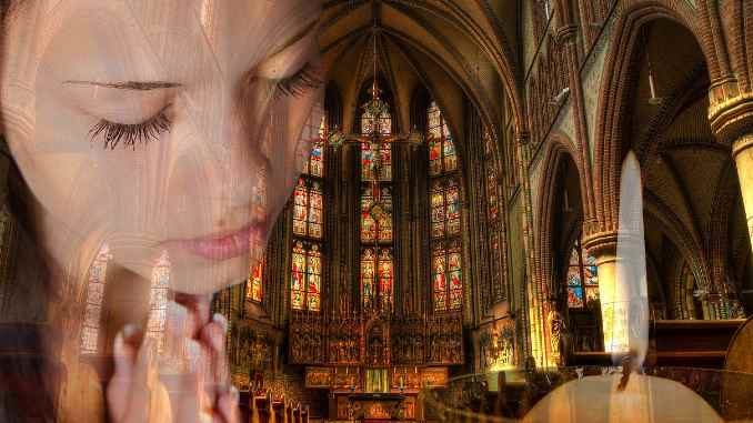 frau kirche kerze praying