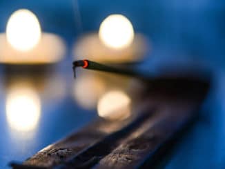 licht meditation räucherstäbchen