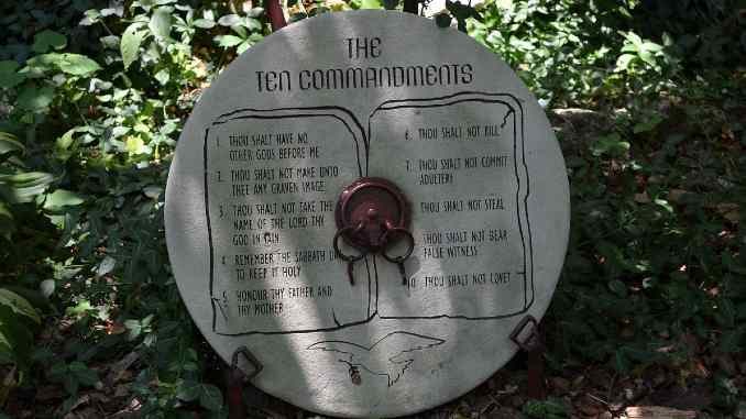 steinplatte natur ten commandmen
