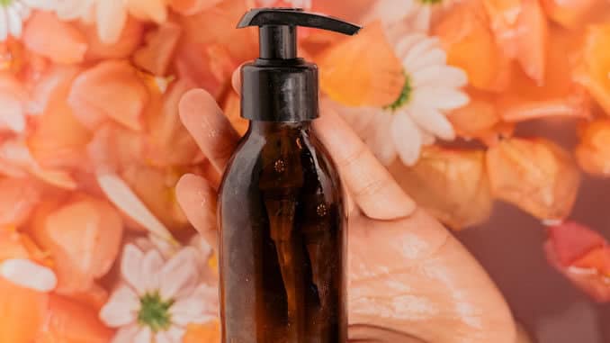 kosmetik pumpflasche hand blumen