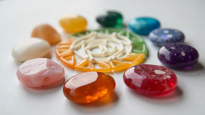 Chakra-Steine sind heilende Begleiter für die Energiezentren des Körpers