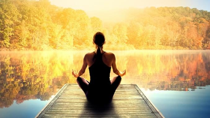 frau steg licht meditation