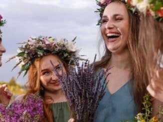 frauen lachen somersonnenwende