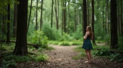 Frau ratlos an einer Weggabelung