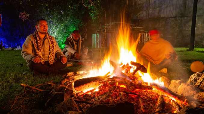 maenner lagerfeuer meditation