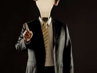 mann anzug gluehbirne