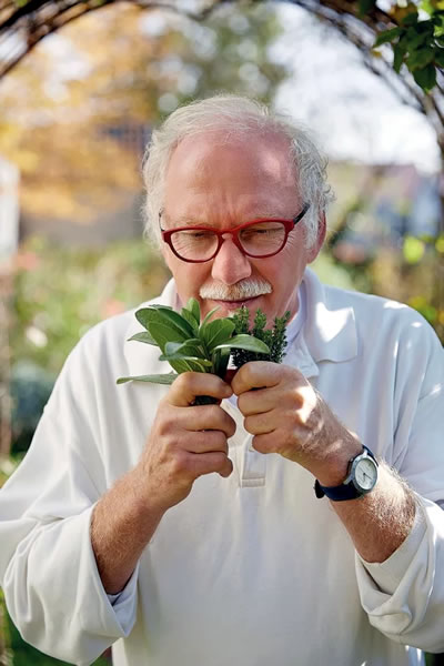 Wolfgang Neutzler mit Kräutern