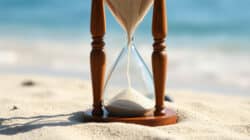 Spirituelle Meisterschaft eine Sanduhr steht am Strand im Sand