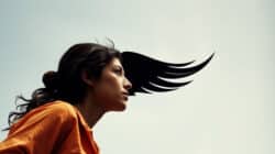 Spirituelle Rebellen dargestellt an einer Frau mit Blick in die Ferne