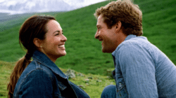 begegnen Begegnung Frau und Mann lächeln sich an