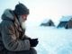 alter Mann im Schnee