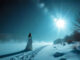 Frau im weißen Kleid im Schnee