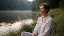 innere Leere spiritueller Raum - Frau in Stille am Wasser