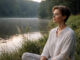 Frau in Stille am Wasser