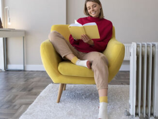 eine Frau liest im Sessel