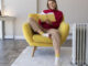 eine Frau liest im Sessel