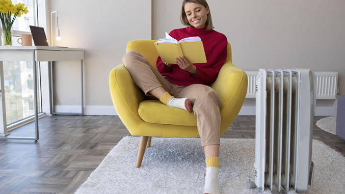 eine Frau liest im Sessel