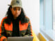 junge Frau am Laptop