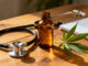Cannabis Blatt neben einem Stethoskop