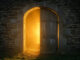mystisches Tor mit warmem Licht dahinter