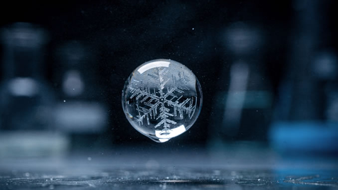 Wasserkristall in einem Wassertropfen