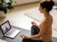 Frau praktiziert Yoga auf dem Boden