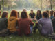 Gruppe Jugendlicher im Wald