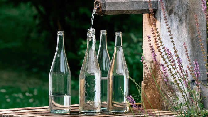 Flaschen am Brunnen abfüllen