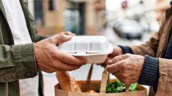 Good Deeds Day - Menschen etwas schenken