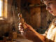 Kind mit Holzpuppe in der Hand