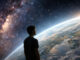 ein Mensch betrachtet den Planeten