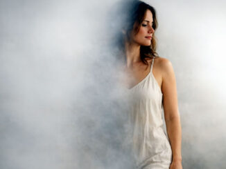 Frau von der Seite im Nebel