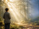 Frau im Wald mit mystischer Erfahrung