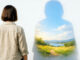 Frau mit Schatten in Form einer Landschaft